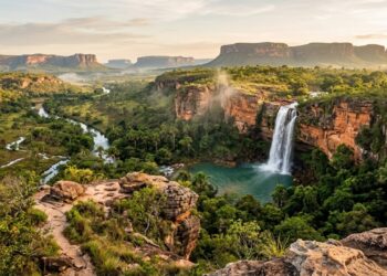 Entre mesas de pedra e 400 nascentes, uma cidade esconde cachoeiras no Cerrado