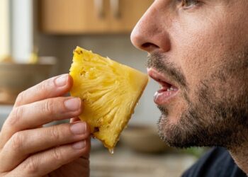 O que o abacaxi faz dentro da boca para provocar uma ardência que poucas frutas conseguem repetir