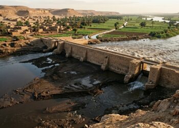 A barragem que domou as cheias do Nilo reteve os sedimentos e o delta agora perde até 175 metros de costa por ano
