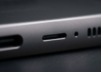Para que serve o pequeno buraco na parte de baixo do celular que não é o microfone nem o alto-falante?