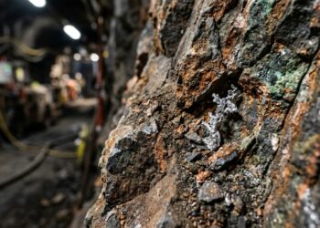 O metal produzido em apenas 30 toneladas por ano que ajuda carros a reduzir gases tóxicos