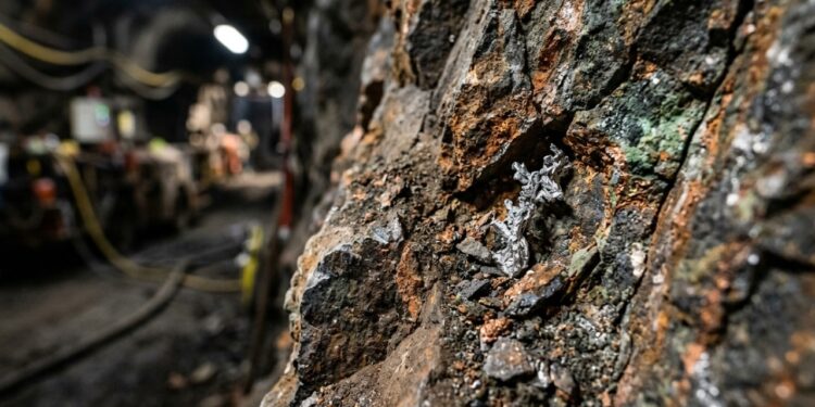 O metal produzido em apenas 30 toneladas por ano que ajuda carros a reduzir gases tóxicos