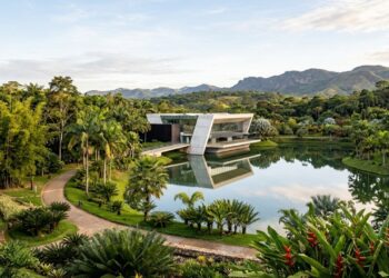 A pequena cidade onde centenas de obras de arte ficam escondidas dentro da mata