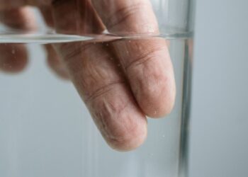Por que os dedos enrugam na água e o motivo não é o que você aprendeu na escola , cientistas descobriram que é uma resposta evolutiva do sistema nervoso para melhorar a aderência em superfícies molhadas