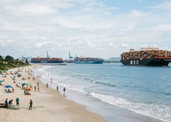 32 km de praias escondem uma cidade onde gigantes de aço entram por uma baía silenciosa