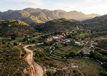 Um distrito entre serras vive longe do asfalto e preserva antigos caminhos