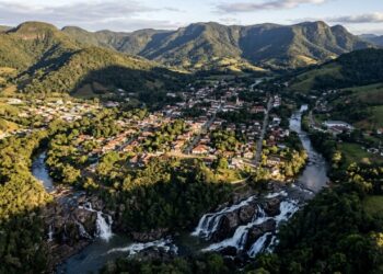 Cercada por morros e cascatas, esta cidade parece perder o sol mais cedo