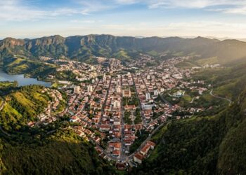 A cidade mineira dentro de uma caldeira vulcânica que virou destino de águas termais