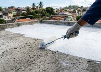 Adeus, impermeabilizante que descasca da laje: manta líquida com aplicação de rolo que dura até 10 anos vira queridinha dos pedreiros
