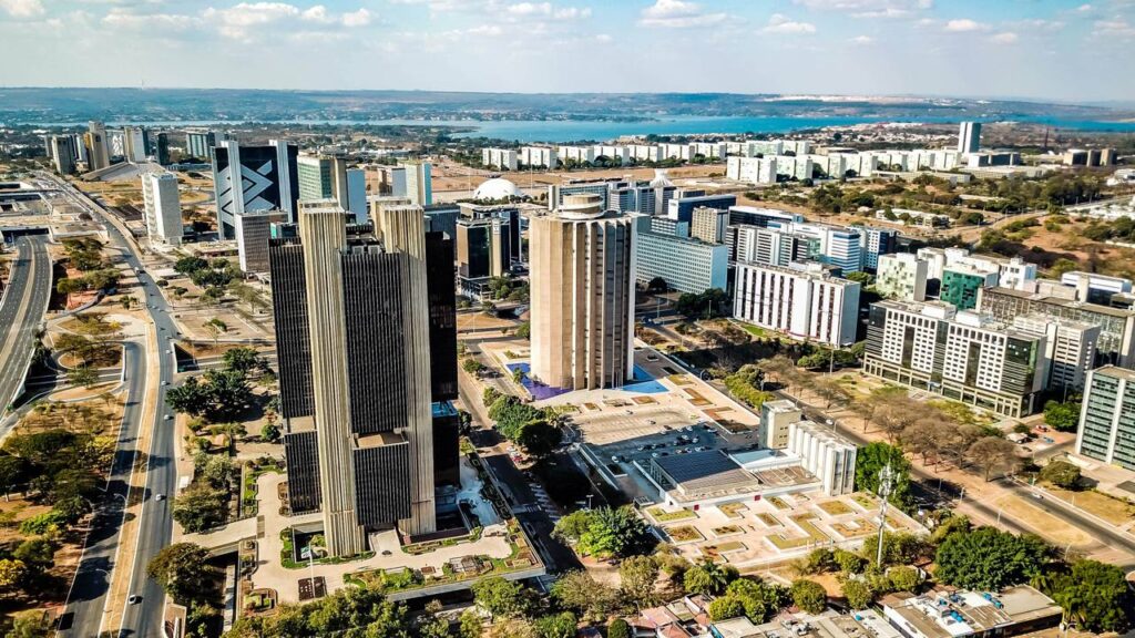 Duas linhas cruzadas criaram uma cidade cujo desenho só se revela do alto