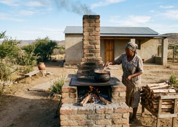 Um fogão de tijolo com chaminé, construído pela própria família no quintal, corta até 60% da lenha usada para cozinhar no semiárido, dispensa a compra do botijão e tira a fumaça de dentro da cozinha onde as crianças ficam