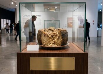 O lugar onde o que parece estranho é tradição e queijo com larvas, peixe fermentado e estômago de porco desafiam o paladar