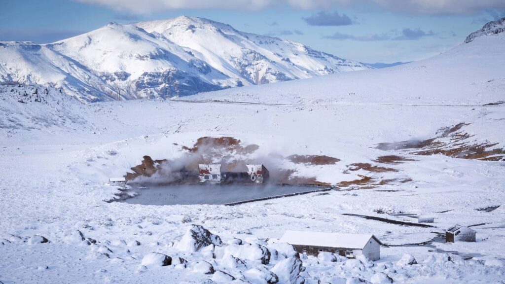 Sob 10 metros de neve, este povoado desaparece e renasce entre águas termais