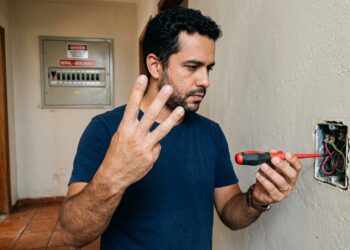 A regra dos 3 dedos para nunca levar choque ao trocar uma tomada