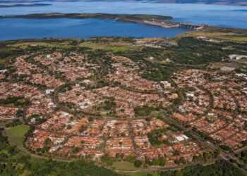 A cidade brasileira construída inteira em curvas, sem uma única esquina reta