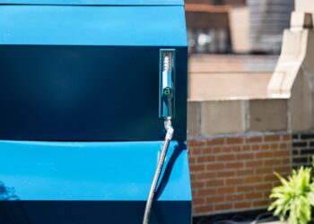 Dois inventores suecos criam uma máquina do tamanho de uma geladeira que produz gasolina com apenas: ar, água e eletricidade renovável