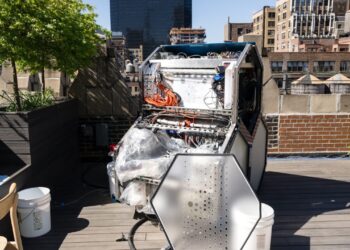 Máquina promete transformar ar, água e eletricidade limpa em gasolina para motores comuns