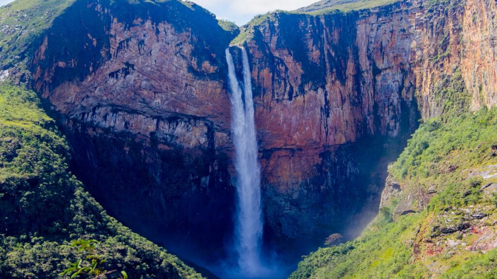 A cachoeira brasileira que possui um dos entornos naturais mais preservados do Brasil
