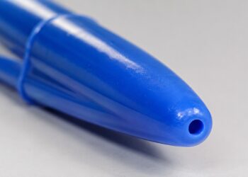 Para que serve o furinho na tampa da caneta Bic? O detalhe que quase ninguém repara pode salvar uma vida
