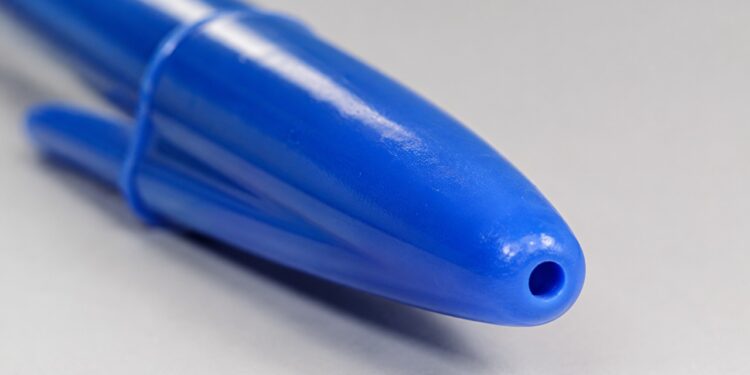 Para que serve o furinho na tampa da caneta Bic? O detalhe que quase ninguém repara pode salvar uma vida