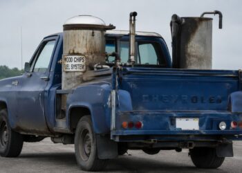 Caminhonete Chevrolet adaptada usa madeira como combustível e já percorreu mais de 100 mil km