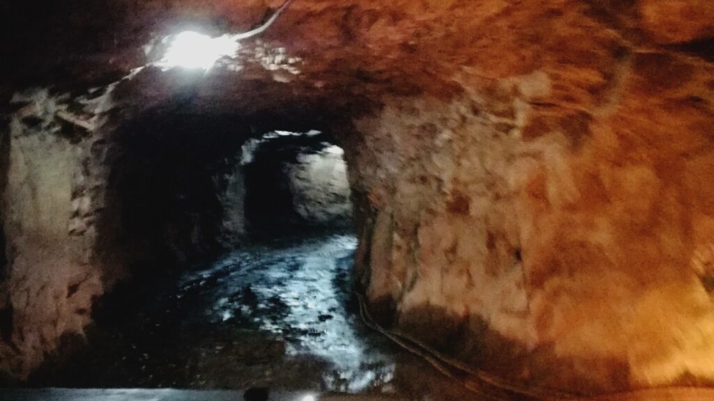 A cidade gaúcha onde túneis escondem cristais, vinhos e uma história difícil de imaginar