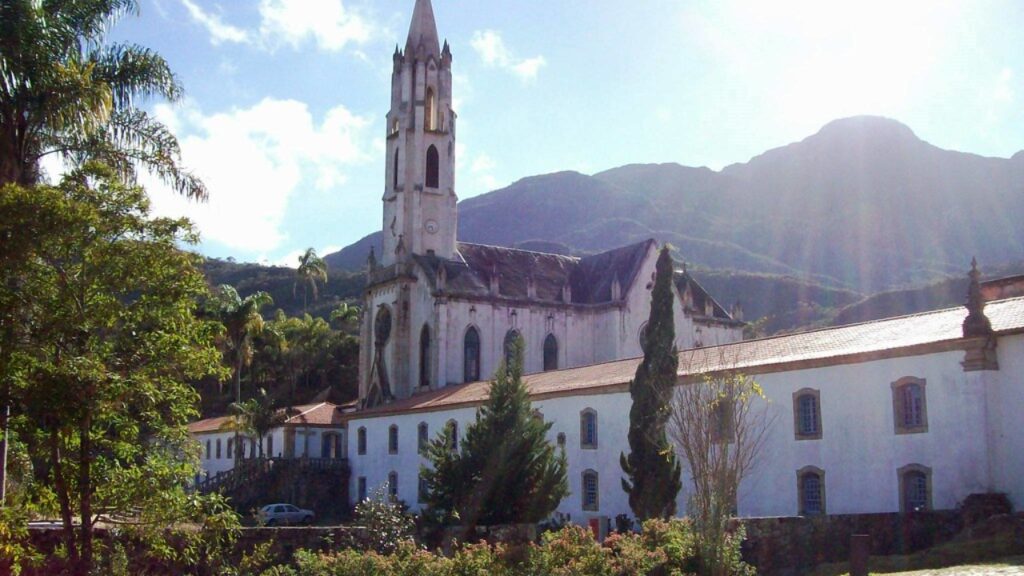Lixeiras reviradas desde 1982 revelam o ritual noturno de uma cidade escondida entre montanhas
