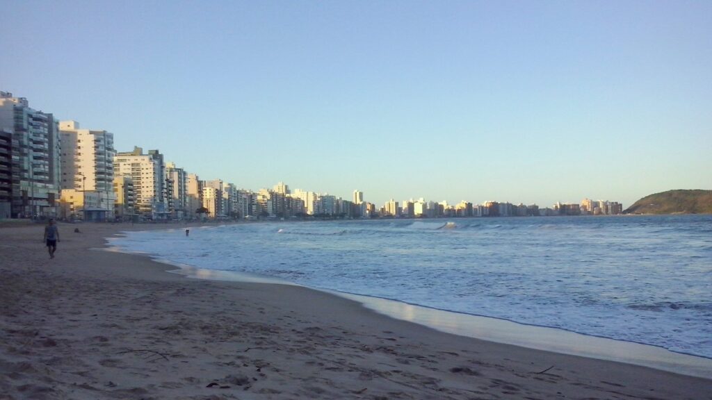 Uma praia brasileira emite radiação natural e transforma grãos negros em um mistério