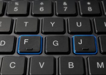 Parece inútil, mas não é: os pequenos relevos das teclas F e J ajudam você a digitar sem olhar