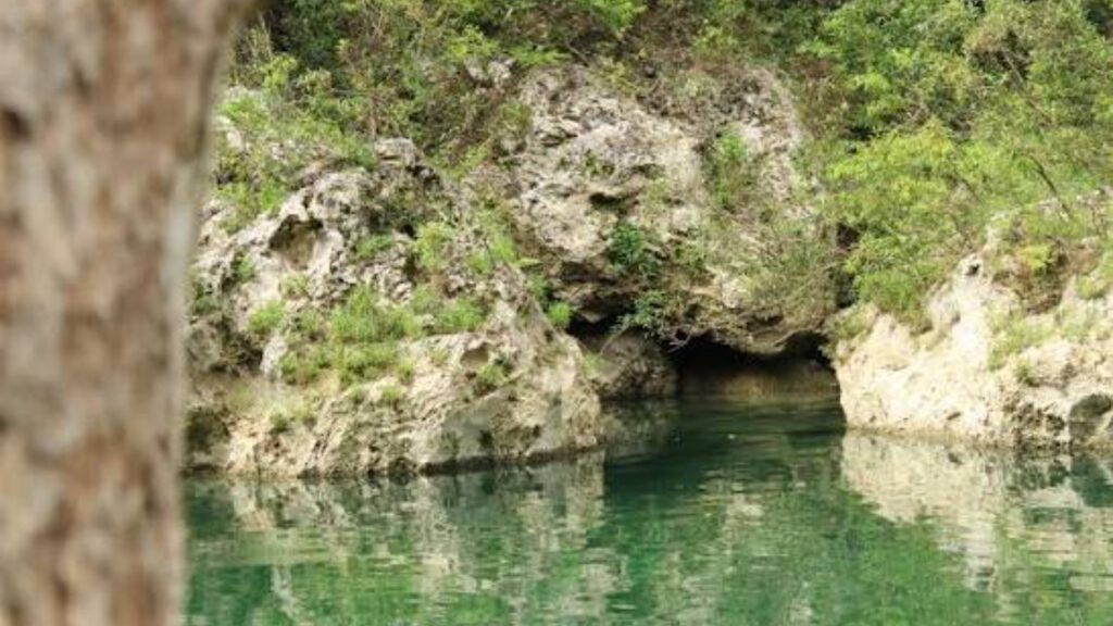 Entre cavernas e cachoeiras uma cidade revela águas que parecem vidro