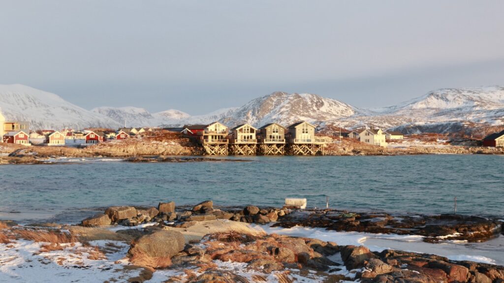 A ilha norueguesa onde o sol não se põe por 69 dias seguidos e o que isso faz com o corpo humano