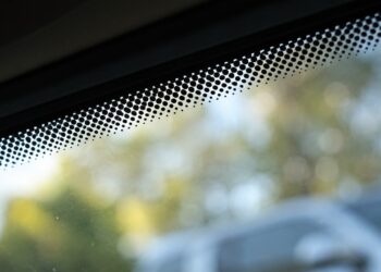Para que serve a faixa preta cheia de pontinhos nas bordas do para-brisa do carro