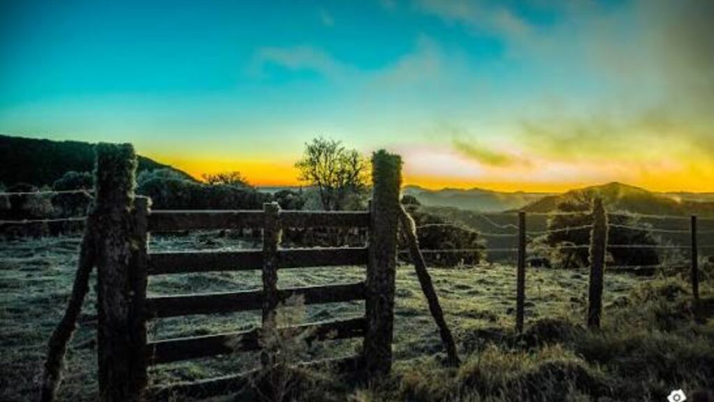 Esta cidade amanhece coberta de branco e revela como o inverno muda a paisagem