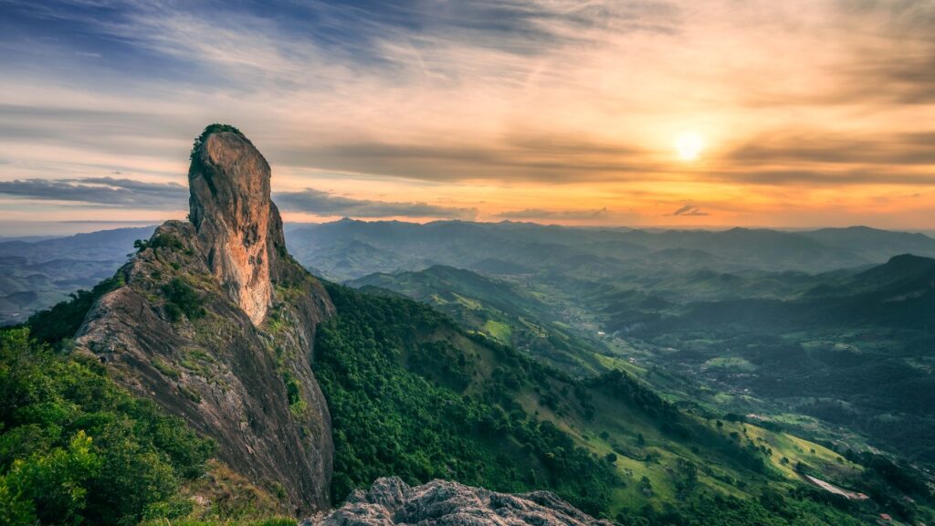 Entre pedras e neblina uma cidade guarda noites lindas e silenciosas