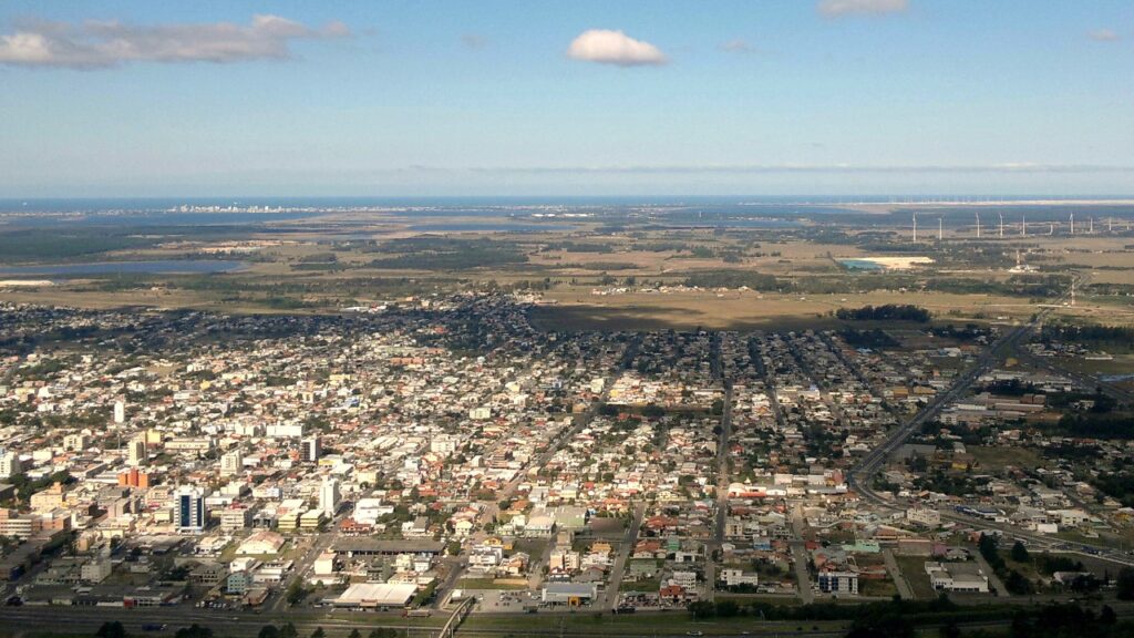 Entre torres gigantes e 23 lagoas uma cidade esconde uma paisagem que parece impossível