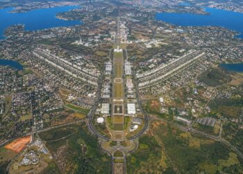 Duas linhas cruzadas criaram uma cidade cujo desenho só se revela do alto