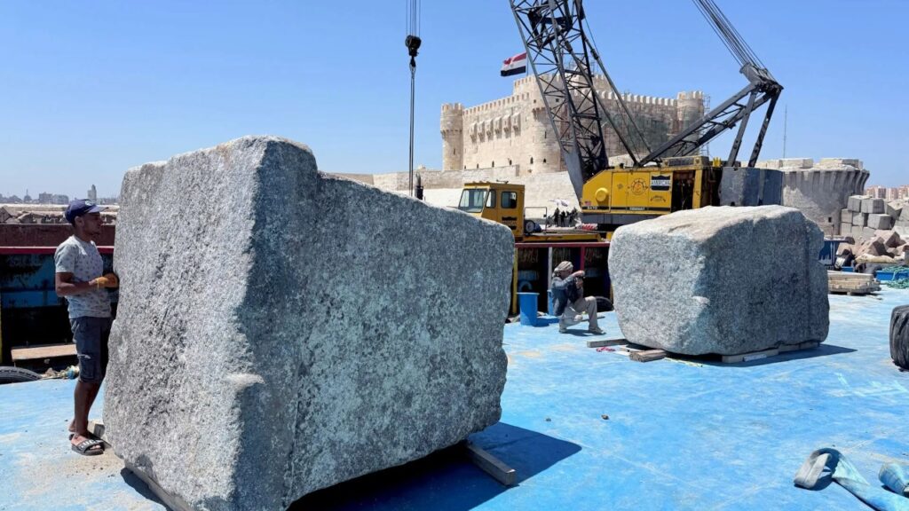 Arqueólogos retiram do mar 22 blocos de até 80 toneladas do Farol de Alexandria