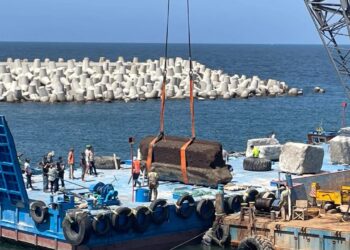 Arqueólogos retiram do mar 22 blocos de até 80 toneladas do Farol de Alexandria