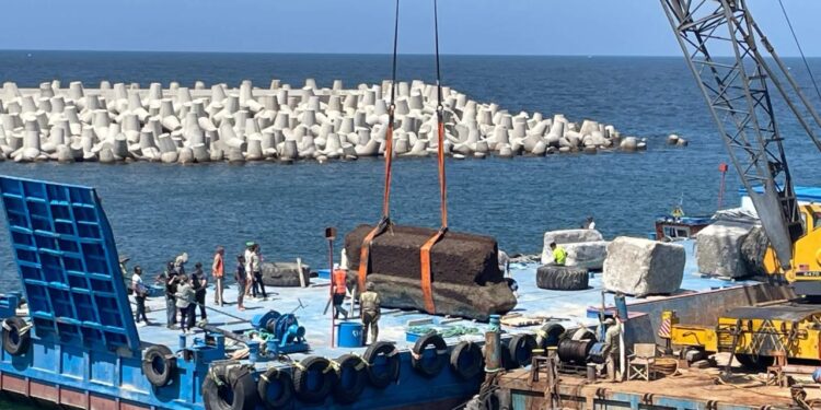 Arqueólogos retiram do mar 22 blocos de até 80 toneladas do Farol de Alexandria