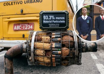 Dois adolescentes de 17 anos juntaram sabugo de milho, casca de coco e pilhas velhas para montar um filtro de escapamento de 126 dólares, testaram em cinco vans de transporte coletivo e mediram 93,3% menos material particulado saindo do cano