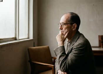 Carlos Drummond de Andrade, poeta brasileiro: "De tudo ficaram três coisas: a certeza de que ele estava sempre começando, a certeza de que era preciso continuar e a certeza de que seria interrompido antes de terminar", o verso que descreve com precisão a rotina de quem trabalha por conta própria, empreende sozinho ou cria filhos sem manual