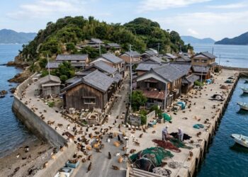Existe uma ilha no Japão onde gatos superam o número de moradores humanos na proporção de 6 para 1, os animais ocuparam as casas abandonadas por jovens que migraram para as grandes cidades