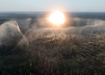 Em 1908, um objeto espacial explodiu quilômetros acima da Sibéria com força suficiente para derrubar cerca de 80 milhões de árvores, mas ninguém encontrou a enorme cratera que seria esperada porque o corpo celeste nunca chegou inteiro ao chão