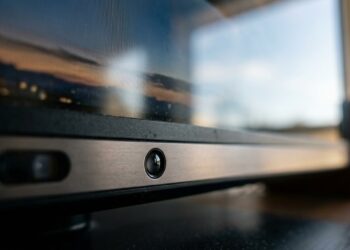 Para que serve aquele ponto preto minúsculo na parte frontal da TV smart que não é o sensor do controle remoto?