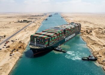 Um único navio ficou atravessado em um canal em 2021 e travou uma das rotas comerciais mais importantes do planeta, até 15 rebocadores, duas dragas e cerca de 600 trabalhadores entrarem em uma corrida de seis dias para conseguir movê-lo