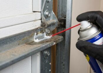 Soldador que trabalha com portão de garagem repete sempre o mesmo alerta: trilho sem lubrificação a cada 6 meses entorta o eixo e travar o portão na cabeça de alguém é questão de tempo