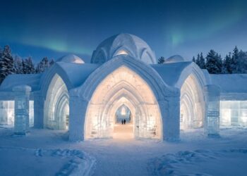 Existe um hotel na Suécia que é inteiramente reconstruído a cada inverno com 30 mil metros cúbicos de gelo e neve, os hóspedes dormem a -5 graus dentro de sacos térmicos sobre camas de gelo, o bar serve drinks em copos esculpidos no próprio material das paredes, e quando o verão chega o hotel inteiro derrete e volta a ser rio