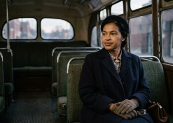 Rosa Parks, ativista americana: "Eu aprendi muito cedo que quando alguém decide, grande parte do medo vai embora", a frase da mulher que se recusou a dar o lugar no ônibus e mudou as leis de um país inteiro