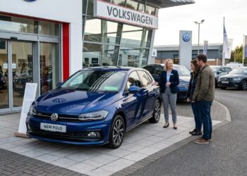 Os especialistas concordam: o cheiro de "carro novo" que todo mundo gosta é na verdade a liberação de compostos orgânicos voláteis dos plásticos, colas e tecidos do interior, e manter o carro fechado no sol com os vidros levantados por mais de 4 horas aumenta a concentração dessas substâncias em até 35 vezes