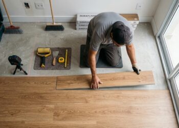 Instalador de piso que reforma sala repete sempre o mesmo alerta: piso vinílico colado direto sobre cerâmica antiga com desnível de 2 mm já ondula no primeiro verão e laminado sem manta acústica no apartamento gera reclamação do vizinho de baixo em 1 semana